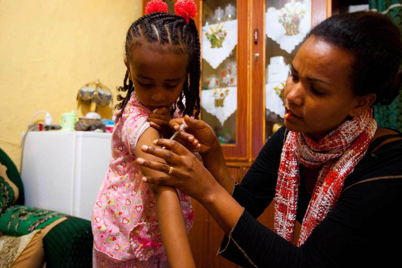 Saba Samuel en haar moeder. Saba woont in Ethiopië en heeft diabetes type 1.